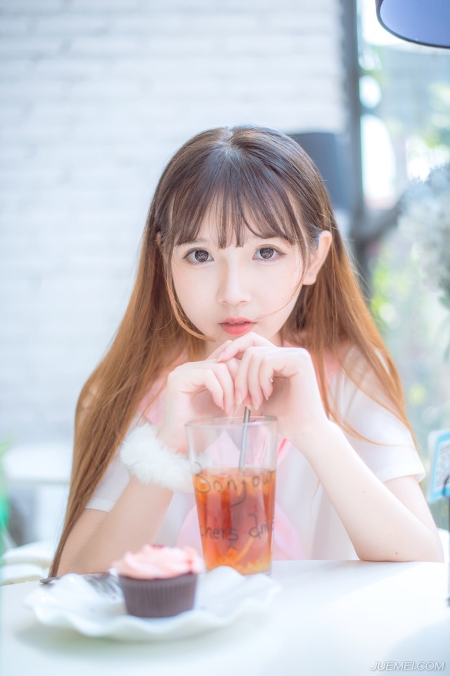 如果换做在陆地上，根本不可能出现这样的情况，哪怕打不过，陈到也有无数手段突围，然而此刻，在这大江之上，哪怕在人数和船只的数量上他甚至比对方更多，却也只能眼睁睁的看着自己的部队被人不断分割。